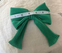 Load image into Gallery viewer, Satin green hair bow
